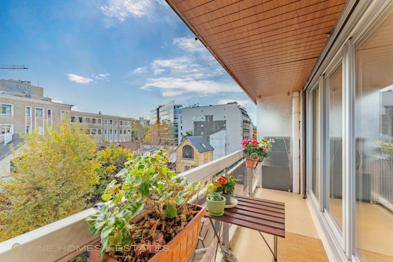 Balcon fonctionnel intégré à la distribution du deux-pièces, apportant respiration et ouverture vers un cadre tranquille et résidentiel.