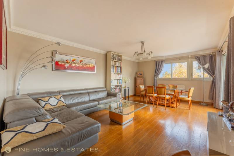 Appartement familial de 112 m² avec 4 chambres et un balcon situé au 5ème étage avec ascenseur - Paris 14ème : Avenue du Maine - proche Montparnasse  