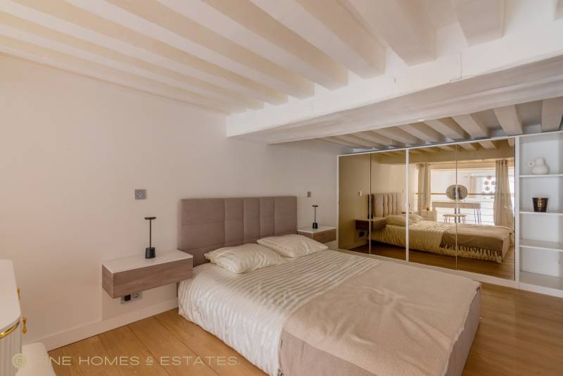 Appartement 2 pièces entièrement rénové de 46m² avec espace mezzanine - Paris 6ème : rue de Savoie - métro Odéon  