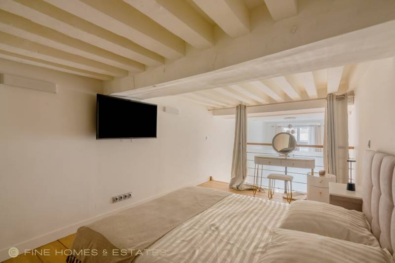 Appartement 2 pièces entièrement rénové de 46m² avec espace mezzanine - Paris 6ème : rue de Savoie - métro Odéon  