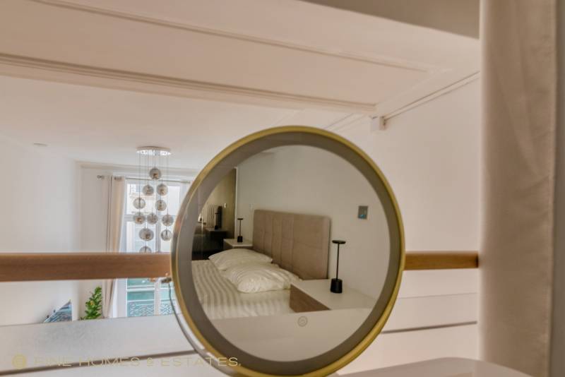 Appartement 2 pièces entièrement rénové de 46m² avec espace mezzanine - Paris 6ème : rue de Savoie - métro Odéon  