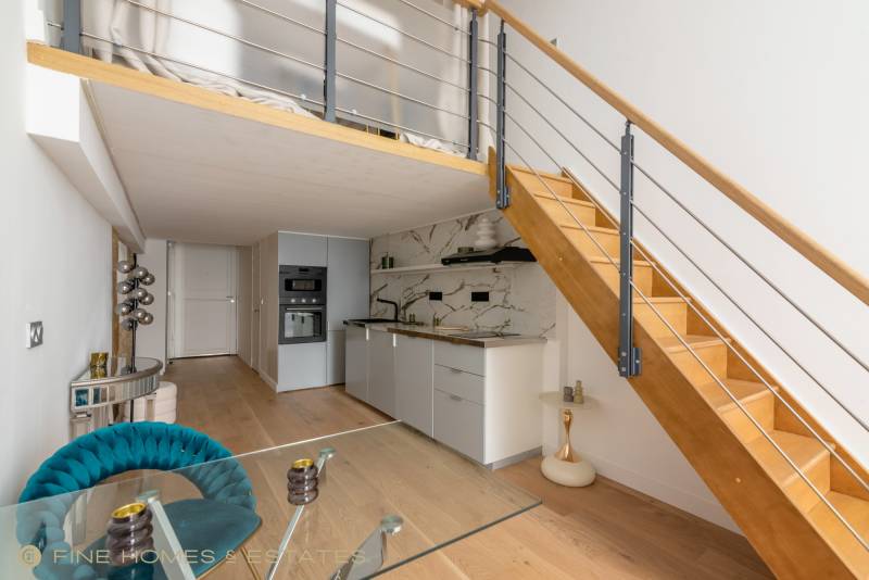 Appartement 2 pièces entièrement rénové de 46m² avec espace mezzanine - Paris 6ème : rue de Savoie - métro Odéon  