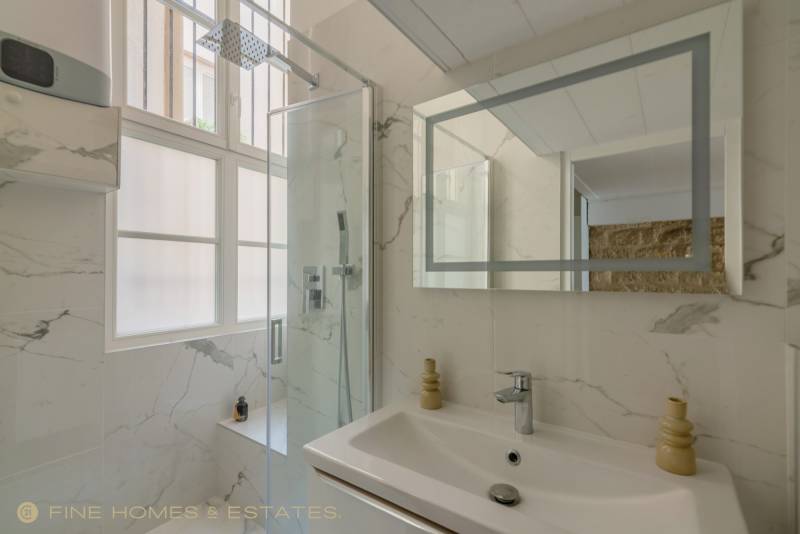 Appartement 2 pièces entièrement rénové de 46m² avec espace mezzanine - Paris 6ème : rue de Savoie - métro Odéon  