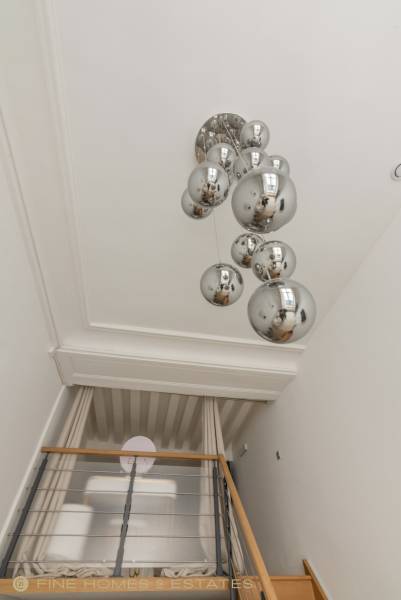 Appartement 2 pièces entièrement rénové de 46m² avec espace mezzanine - Paris 6ème : rue de Savoie - métro Odéon  