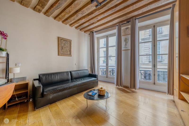 Charmant studio de 31 m² avec une belle hauteur sous plafond - Paris 6ème : rue Saint-Sulpice - métro Odéon  