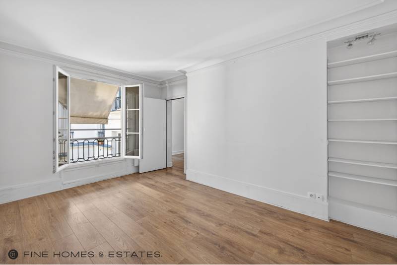 Pièce de vie claire au cinquième étage, entièrement sur cour, ambiance paisible et potentiel valorisable après rénovation soignée
