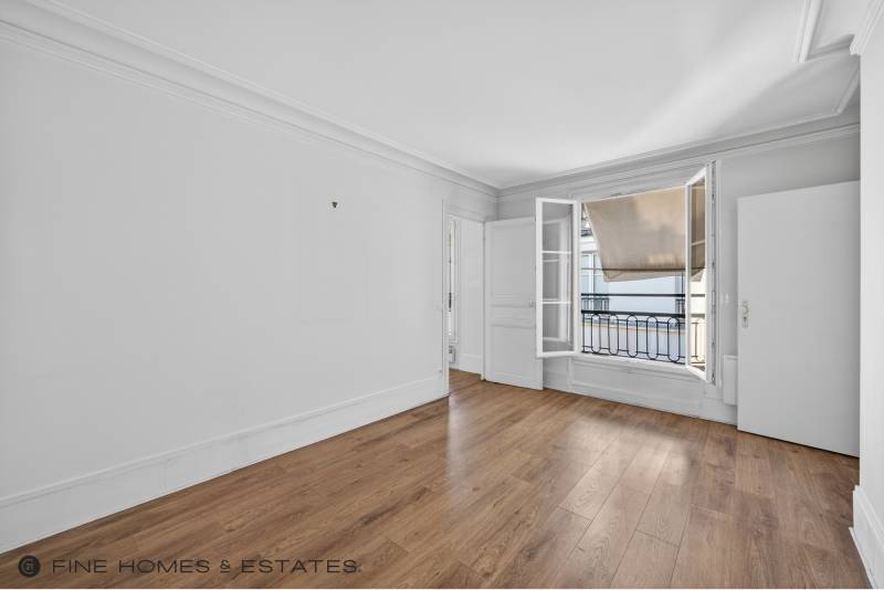 Appartement 3 pièces de 54 m² situé au 5ème étage avec ascenseur - Paris 6ème : rue Notre-Dame des Champs - métro Saint-Placide  