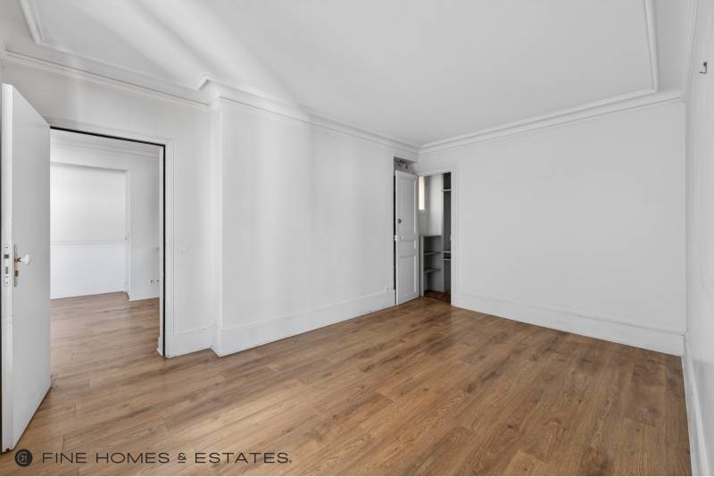 Appartement 3 pièces de 54 m² situé au 5ème étage avec ascenseur - Paris 6ème : rue Notre-Dame des Champs - métro Saint-Placide  