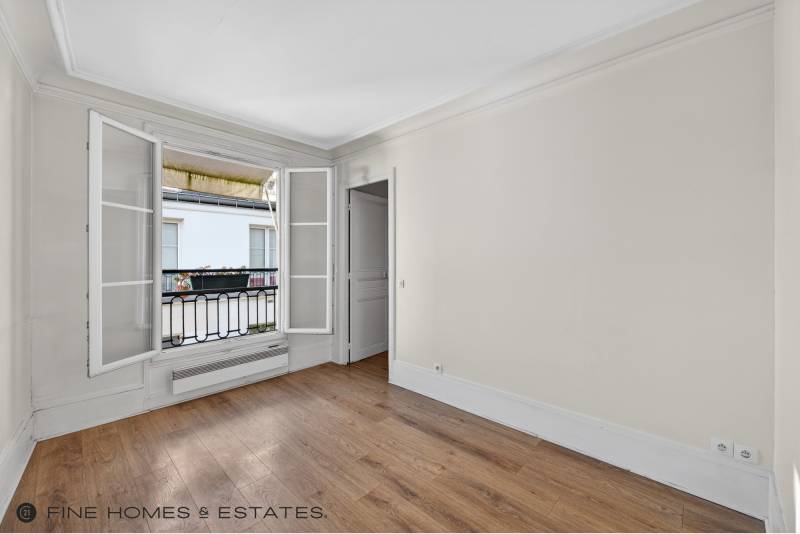Chambre calme sur cour avec espace dressing, belle luminosité naturelle et potentiel valorisé par agence immobilière Paris 6