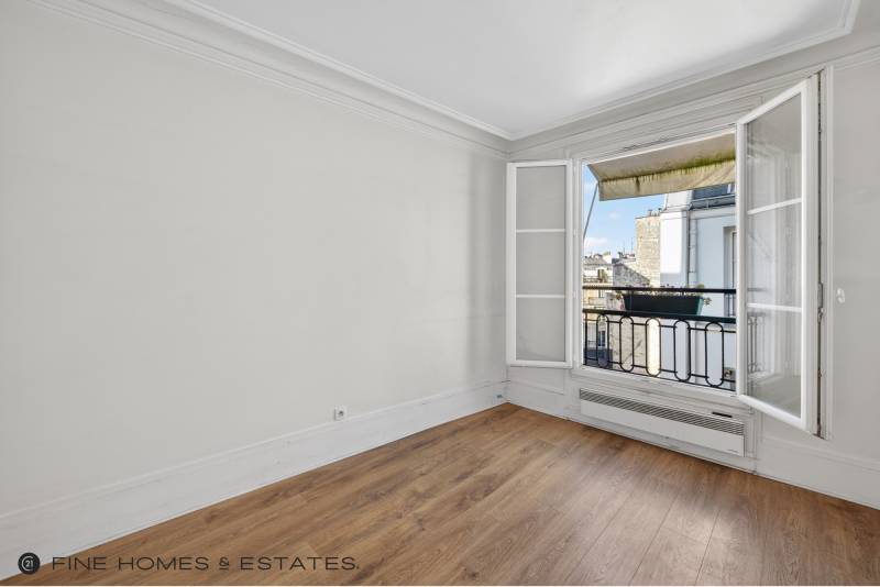 Appartement 3 pièces de 54 m² situé au 5ème étage avec ascenseur - Paris 6ème : rue Notre-Dame des Champs - métro Saint-Placide  
