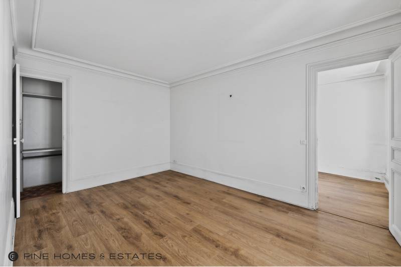 Appartement 3 pièces de 54 m² situé au 5ème étage avec ascenseur - Paris 6ème : rue Notre-Dame des Champs - métro Saint-Placide  