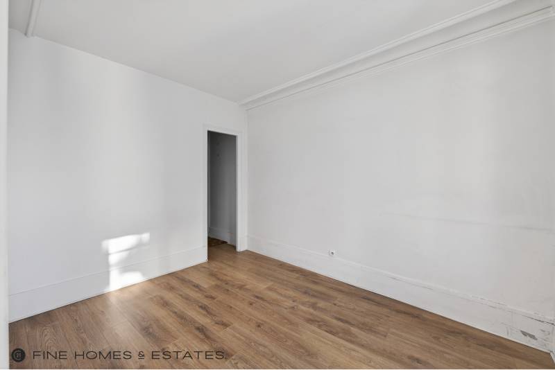 Appartement 3 pièces de 54 m² situé au 5ème étage avec ascenseur - Paris 6ème : rue Notre-Dame des Champs - métro Saint-Placide  