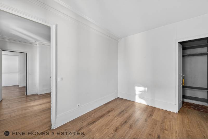 Appartement 3 pièces de 54 m² situé au 5ème étage avec ascenseur - Paris 6ème : rue Notre-Dame des Champs - métro Saint-Placide  