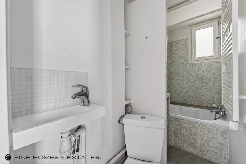 Appartement 3 pièces de 54 m² situé au 5ème étage avec ascenseur - Paris 6ème : rue Notre-Dame des Champs - métro Saint-Placide  