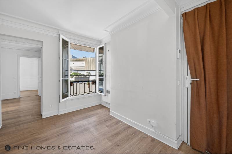 Appartement 3 pièces de 54 m² situé au 5ème étage avec ascenseur - Paris 6ème : rue Notre-Dame des Champs - métro Saint-Placide  