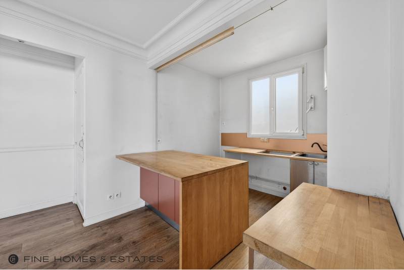 Appartement 3 pièces de 54 m² situé au 5ème étage avec ascenseur - Paris 6ème : rue Notre-Dame des Champs - métro Saint-Placide  