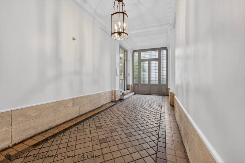 Appartement 3 pièces avec 2 chambres au dernier étage avec vue dégagée sur le Jardin du Luxembourg - Paris 6ème : rue de Vaugirard  