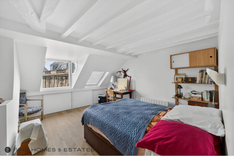 Chambre en étage élevé avec vue ouverte sur le Jardin du Luxembourg, offrant lumière naturelle et sérénité quotidienne.