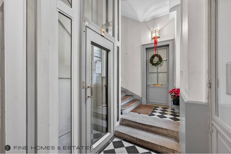 Appartement 3 pièces avec 2 chambres au dernier étage avec vue dégagée sur le Jardin du Luxembourg - Paris 6ème : rue de Vaugirard  