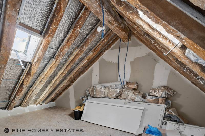 Combles à aménager offrant un volume rare sous toiture, potentiel idéal pour création sur mesure au cœur du sixième arrondissement.