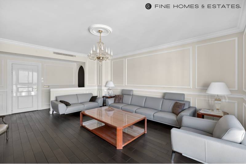 Appartement avec vue Tour Eiffel, étage élevé et balcon, au cœur de l’avenue George V - Paris 8ème : Triangle d’Or  