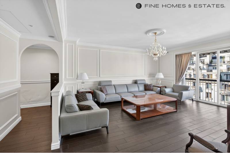 Appartement avec vue Tour Eiffel, étage élevé et balcon, au cœur de l’avenue George V - Paris 8ème : Triangle d’Or  