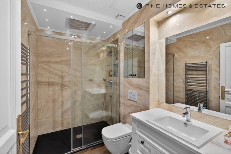 Appartement avec vue Tour Eiffel, étage élevé et balcon, au cœur de l’avenue George V - Paris 8ème : Triangle d’Or  
