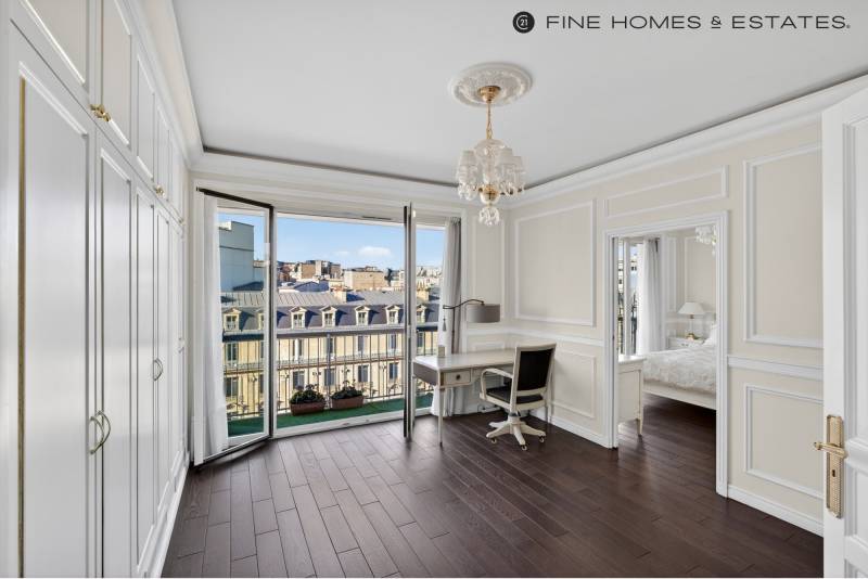 Appartement avec vue Tour Eiffel, étage élevé et balcon, au cœur de l’avenue George V - Paris 8ème : Triangle d’Or  