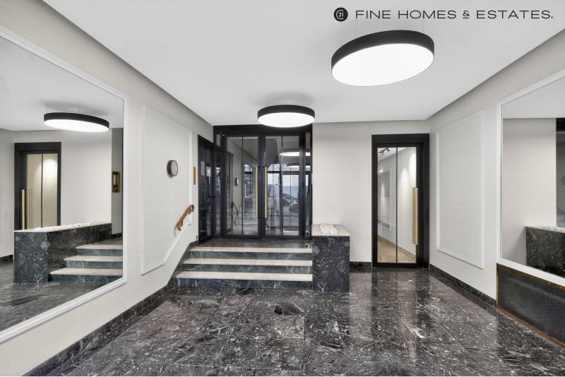 Appartement avec vue Tour Eiffel, étage élevé et balcon, au cœur de l’avenue George V - Paris 8ème : Triangle d’Or  