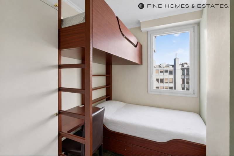 Appartement avec vue Tour Eiffel, étage élevé et balcon, au cœur de l’avenue George V - Paris 8ème : Triangle d’Or  