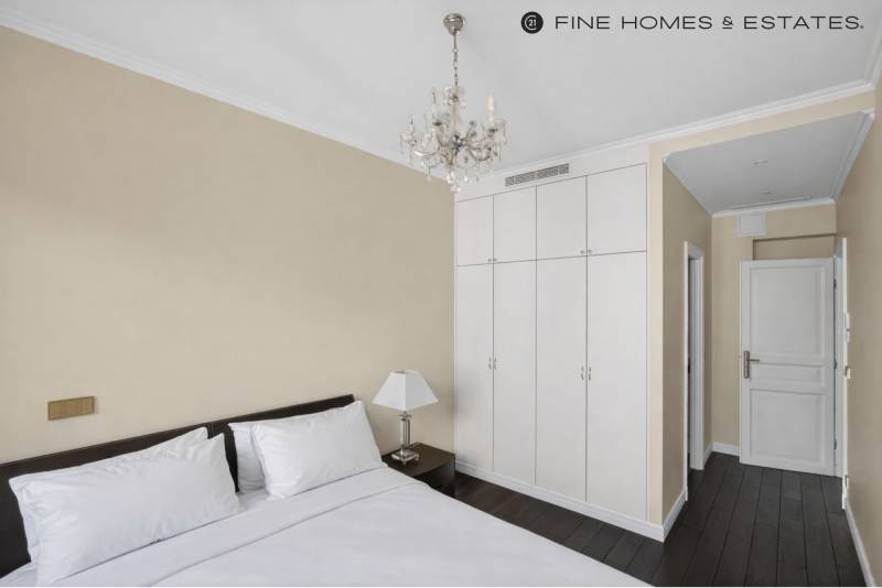 Appartement avec vue Tour Eiffel, étage élevé et balcon, au cœur de l’avenue George V - Paris 8ème : Triangle d’Or  