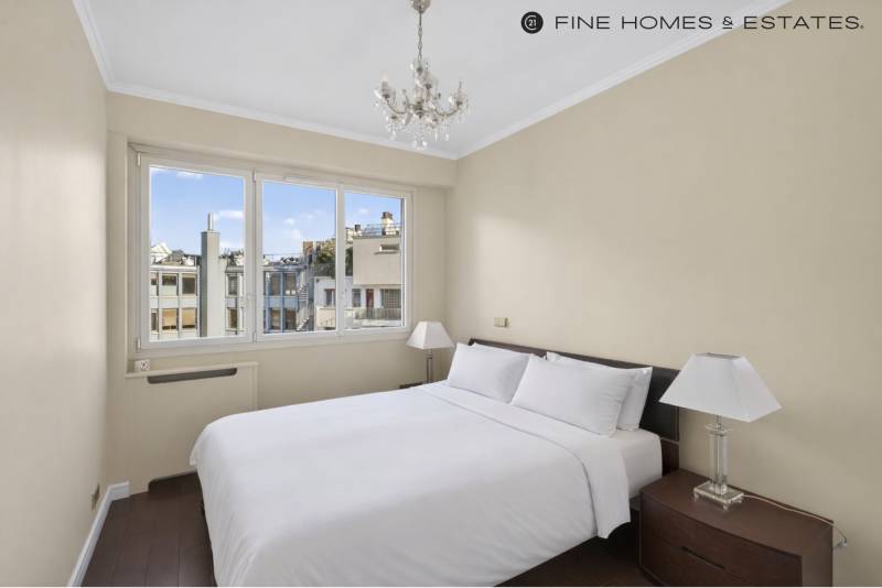 Appartement avec vue Tour Eiffel, étage élevé et balcon, au cœur de l’avenue George V - Paris 8ème : Triangle d’Or  
