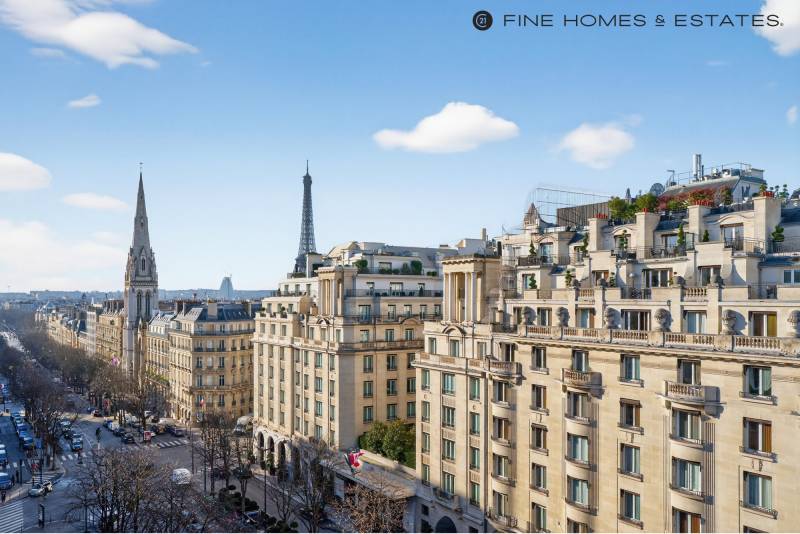 Vue dégagée sur la tour Eiffel depuis le balcon filant, offrant une perspective parisienne rare au huitième étage.