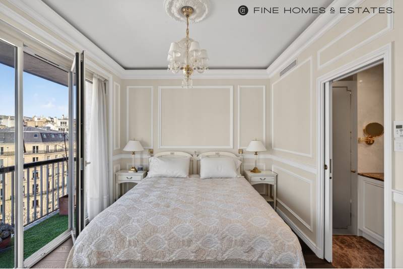 Appartement avec vue Tour Eiffel, étage élevé et balcon, au cœur de l’avenue George V - Paris 8ème : Triangle d’Or  