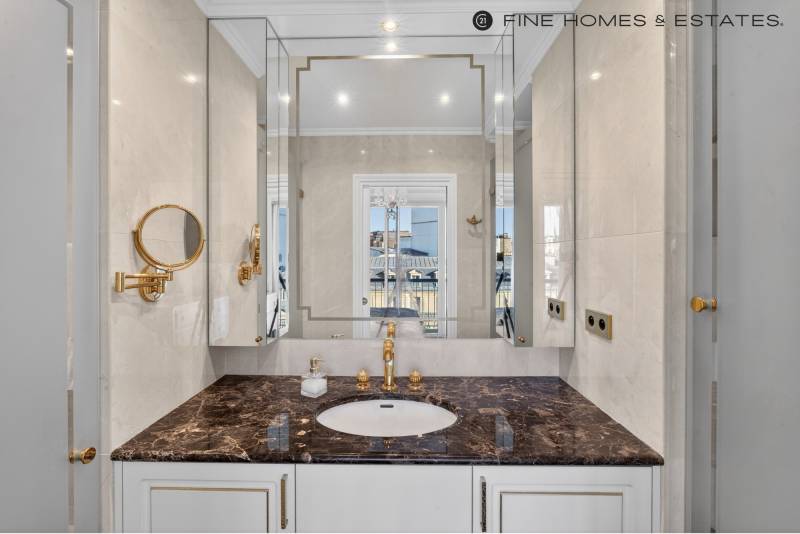Appartement avec vue Tour Eiffel, étage élevé et balcon, au cœur de l’avenue George V - Paris 8ème : Triangle d’Or  