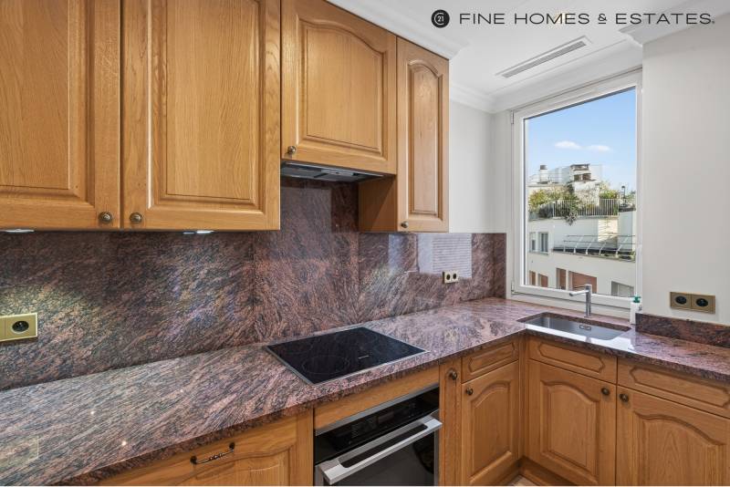 Appartement avec vue Tour Eiffel, étage élevé et balcon, au cœur de l’avenue George V - Paris 8ème : Triangle d’Or  