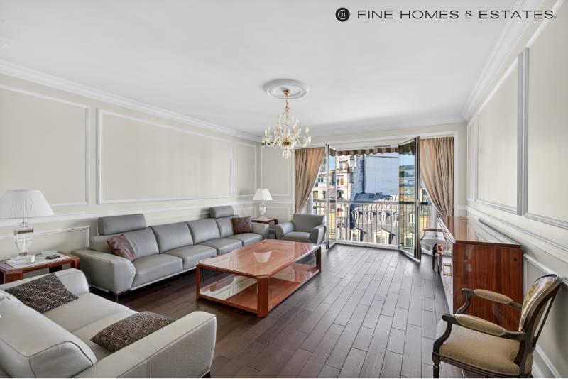 Appartement avec vue Tour Eiffel, étage élevé et balcon, au cœur de l’avenue George V - Paris 8ème : Triangle d’Or  