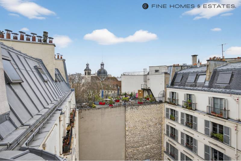 Vue dégagée et adresse recherchée emblématique valorisées par notre agence immobilière Paris 6 au cœur de Saint-Sulpice.