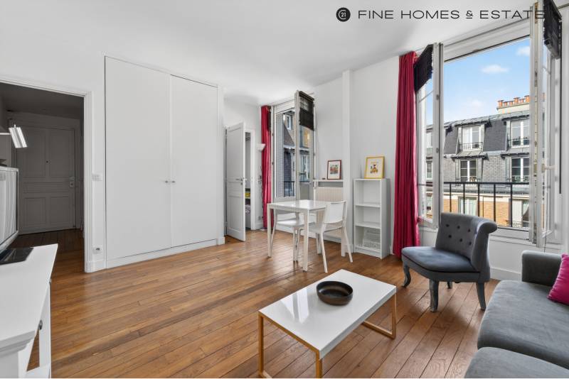 Studio calme et lumineux situé au 7ème étage avec ascenseur : Paris 6ème : rue Notre-Dame des Champs  