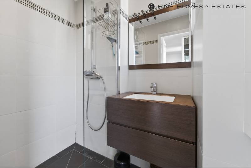 Studio calme et lumineux situé au 7ème étage avec ascenseur : Paris 6ème : rue Notre-Dame des Champs  