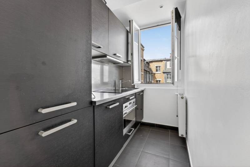 Studio calme et lumineux situé au 7ème étage avec ascenseur : Paris 6ème : rue Notre-Dame des Champs  