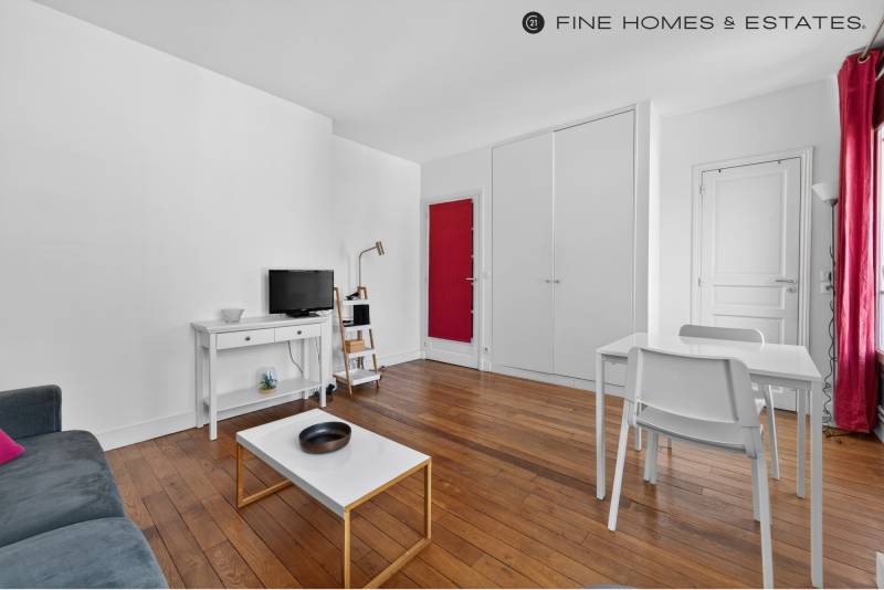 Studio calme et lumineux situé au 7ème étage avec ascenseur : Paris 6ème : rue Notre-Dame des Champs  