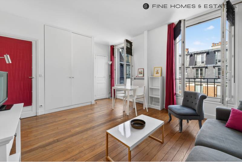 Séjour lumineux au septième étage avec vue dégagée et rangements intégrés, à proximité immédiate du Jardin du Luxembourg.