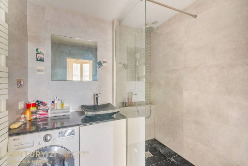 Appartement 2 pièces de 40 m² au dernier étage avec vue dégagée - Paris 6ème : rue Guénégaud / rue Mazarine - Saint-Germain-des-Prés  