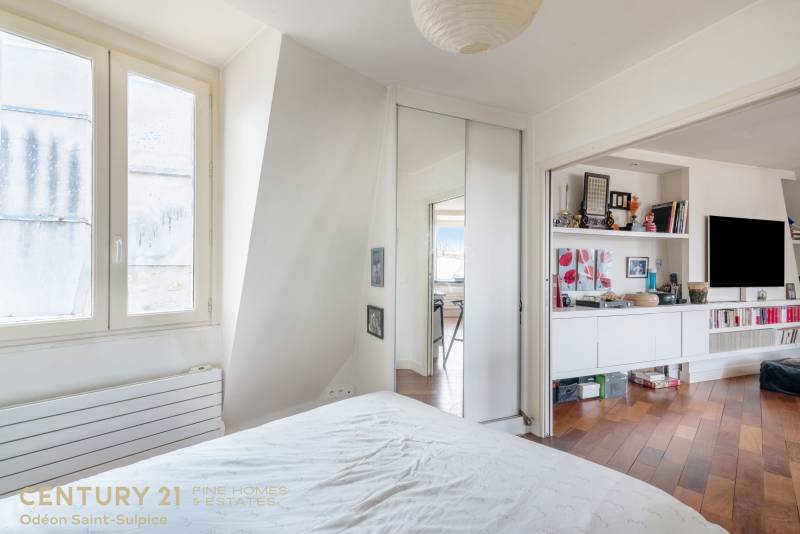 Appartement 2 pièces de 40 m² au dernier étage avec vue dégagée - Paris 6ème : rue Guénégaud / rue Mazarine - Saint-Germain-des-Prés  