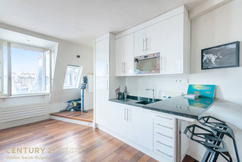 Appartement 2 pièces de 40 m² au dernier étage avec vue dégagée - Paris 6ème : rue Guénégaud / rue Mazarine - Saint-Germain-des-Prés  