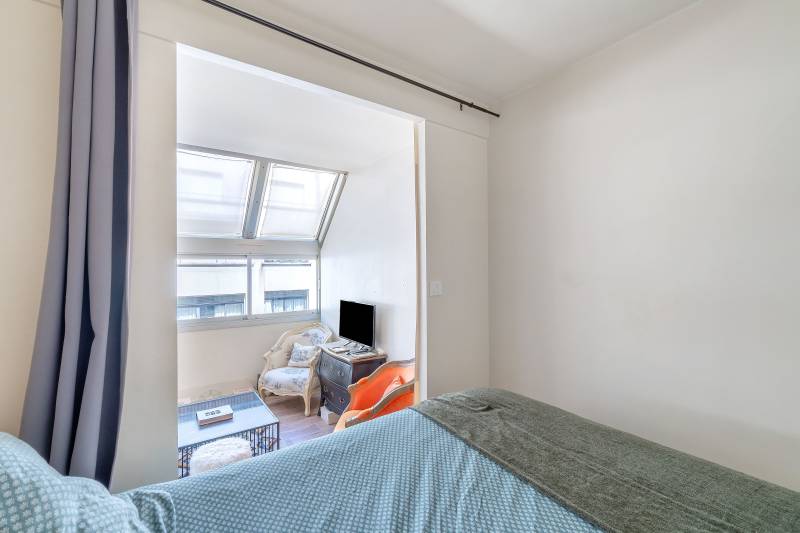 Studio lumineux situé au 4ème étage avec ascenseur - Paris 14ème limite 6ème : rue Campagne-Première - quartier Montparnasse  