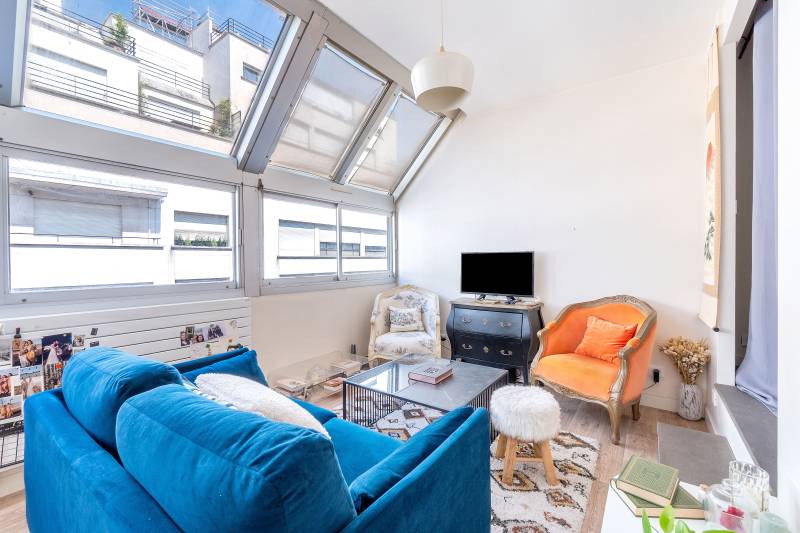 Studio lumineux situé au 4ème étage avec ascenseur - Paris 14ème limite 6ème : rue Campagne-Première - quartier Montparnasse  