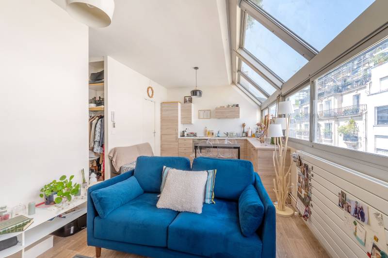 Studio lumineux situé au 4ème étage avec ascenseur - Paris 14ème limite 6ème : rue Campagne-Première - quartier Montparnasse  
