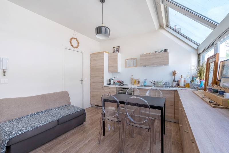 Studio lumineux situé au 4ème étage avec ascenseur - Paris 14ème limite 6ème : rue Campagne-Première - quartier Montparnasse  
